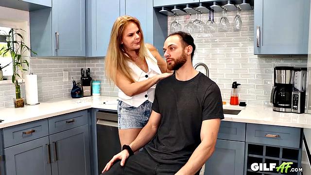 Зрелая соблазнительница мокрой грудью играет на камеру, заводит по-взрослому.