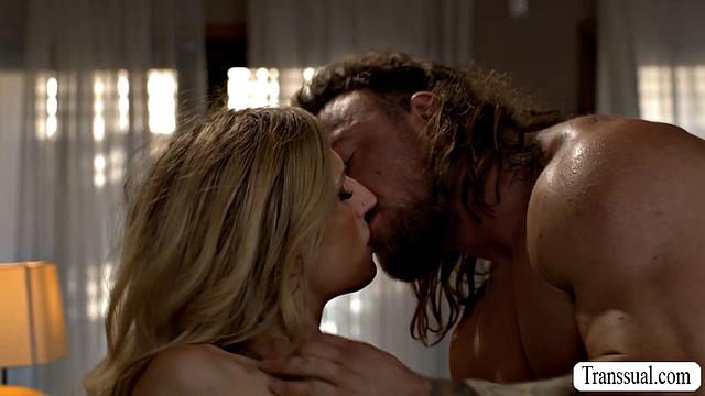 Jade Venus трахается с Adam X Lee в анал утром, страстный shemale секс.