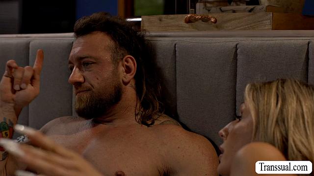 Jade Venus трахается с Adam X Lee в анал утром, страстный shemale секс.