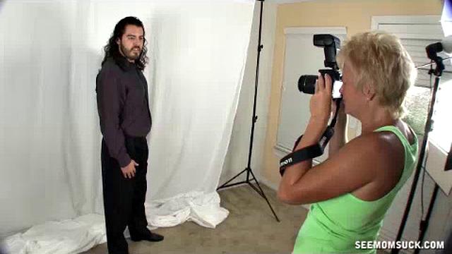 Фотосессия закончилась минетом - ну а как иначе?