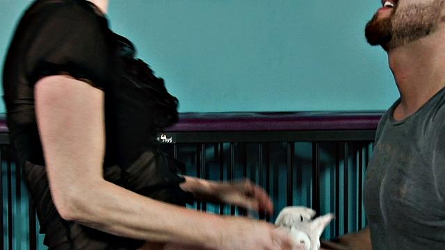 встань на колени перед этим крутым жеребцом