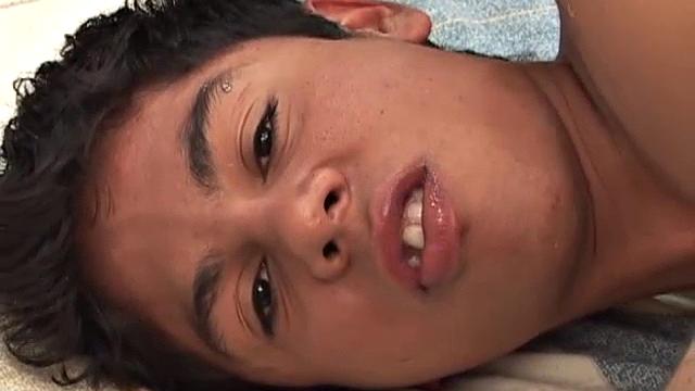 латиноамериканский твинг дрочит и ласкает мокрую киску пальцами