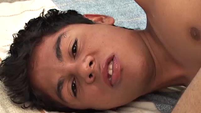 латиноамериканский твинг дрочит и ласкает мокрую киску пальцами