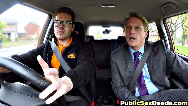 Опытная тётка глубоко сосёт в машине перед жарким сексом во влагалище.