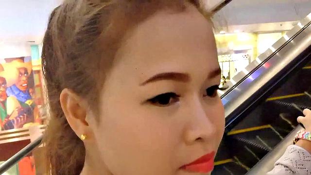 азиатка в туфлях сосет и трахается на камеру