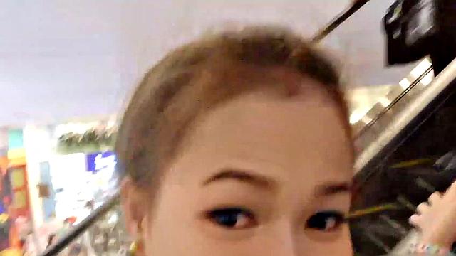 азиатка в туфлях сосет и трахается на камеру