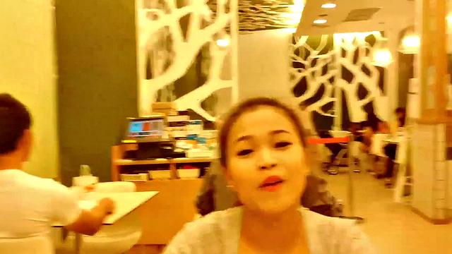 азиатка в туфлях сосет и трахается на камеру