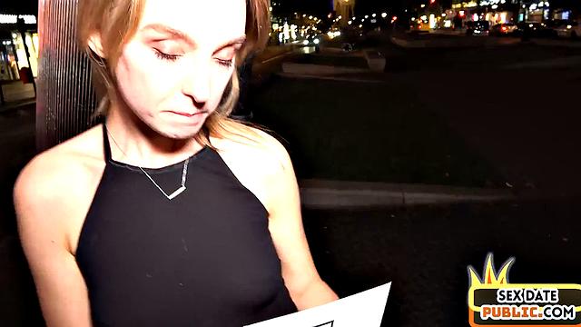 Сочная попка на улице скачет на члене случайного парня.