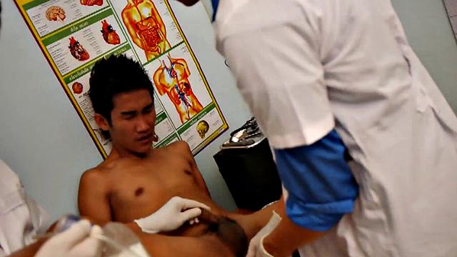 азиатский парень в горячем тройничке с врачами в медпункте