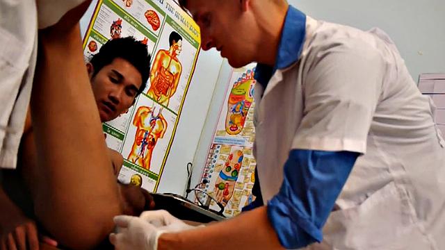 Nippon twink 3way fucked by doctors in infirmary