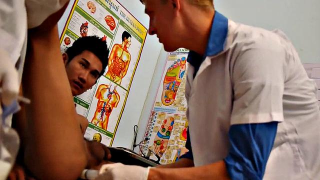 Nippon twink 3way fucked by doctors in infirmary