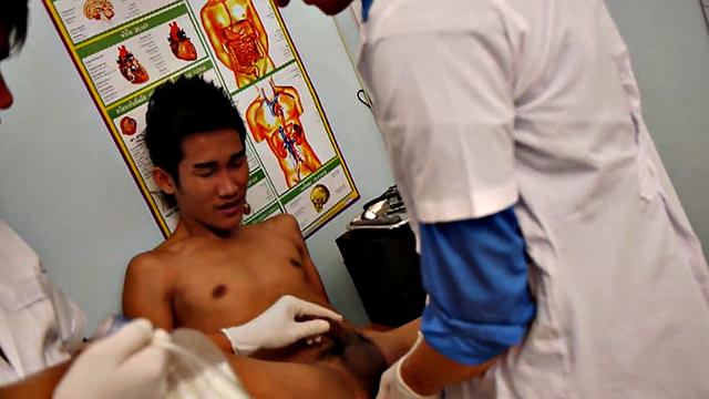 Nippon twink 3way fucked by doctors in infirmary