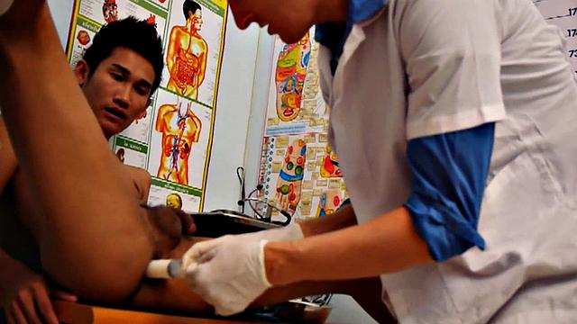 Nippon twink 3way fucked by doctors in infirmary