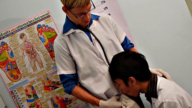 Nippon twink 3way fucked by doctors in infirmary