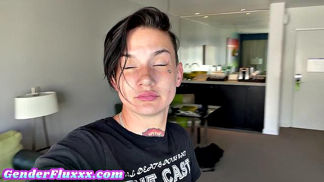 Татуированная гендерквир доминирует с страпоном над соблазнительной женщиной в страстном сексе.