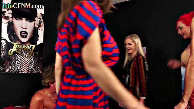 Девки при шмотках издеваются над папочкой - тот только рад дрочить на показуху, а ему нравится такой фемдом с подколами.