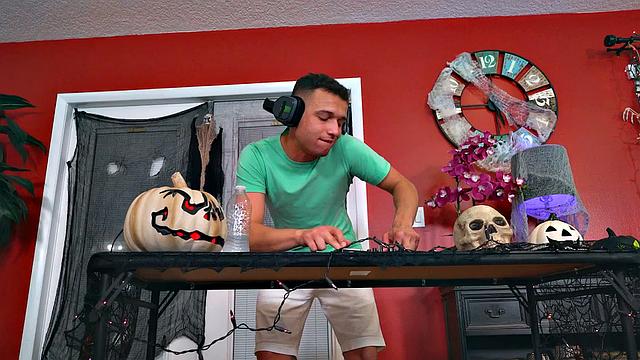 Inked babe in stockings pussynailed after deepthroat