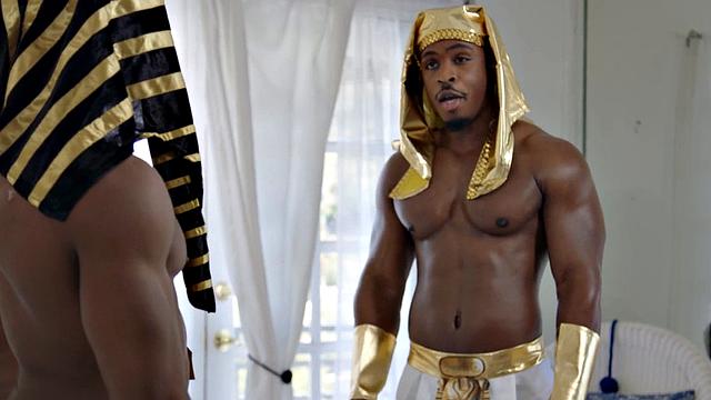 Cosplay stud with muscled body barebacked by BF