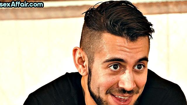 бисексуальная блондинка трахается втроем с парнем и подругой