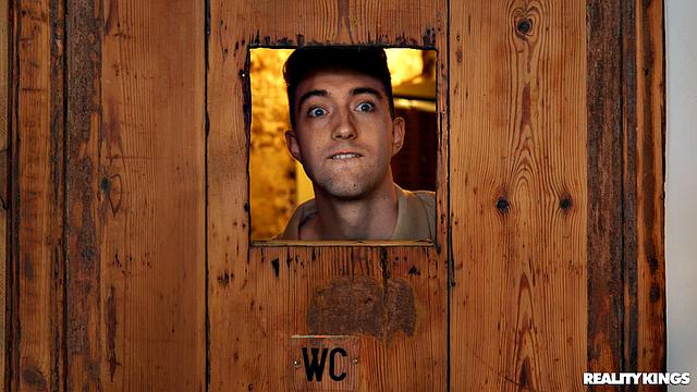 брюнетка соблазняет знакомого и трахается в прачечной