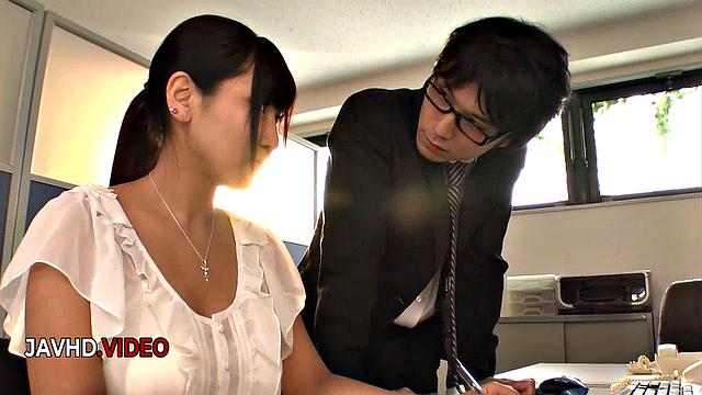 Зрелая японка Ю Синохара глубоко сосёт и получает ответную ласку от партнёра в страстном минете.