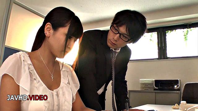 Зрелая японка Ю Синохара глубоко сосёт и получает ответную ласку от партнёра в страстном минете.