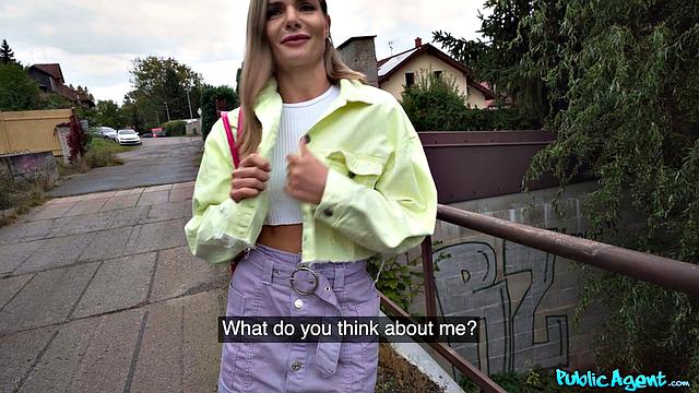 блондинка соглашается на секс за деньги и получает жёсткий трах на улице