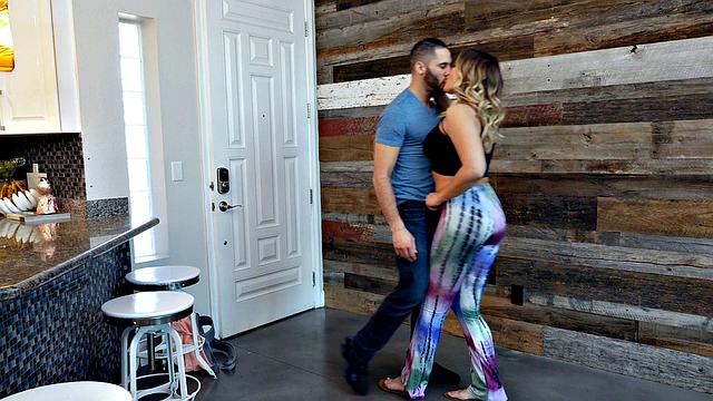 мачеха присоединилась к дочери и её парню для жаркого секса втроём