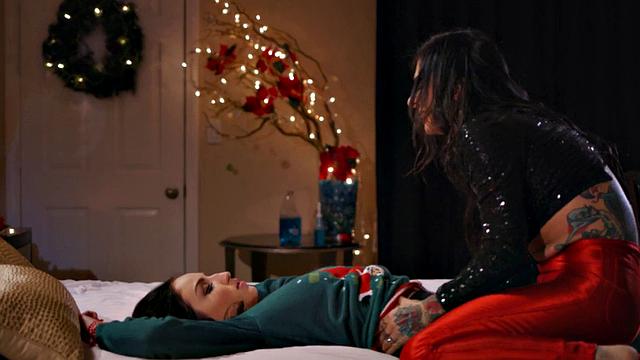 Wet GF gets her pussy fingered & licked in a hot Xmas kiss