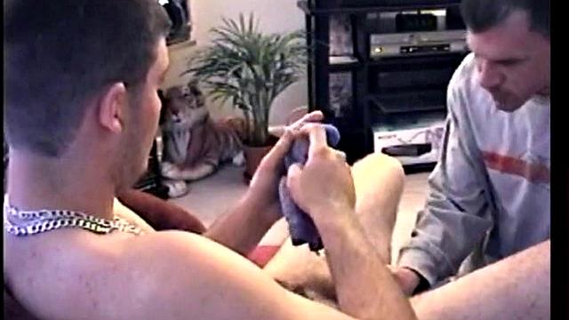 Бородатый мужик притворяется натуралом, а сам получает отличный минет от парня с бородой - мужская ирония на полную!