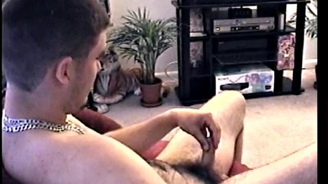 Бородатый мужик притворяется натуралом, а сам получает отличный минет от парня с бородой - мужская ирония на полную!