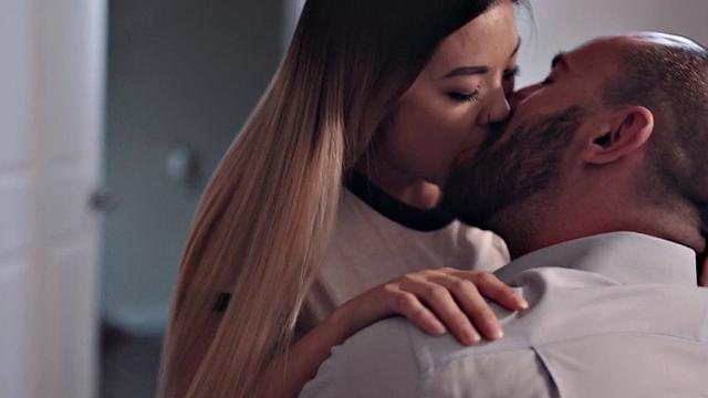 азиатская падчерица сводит отчима с ума своей тугой киской