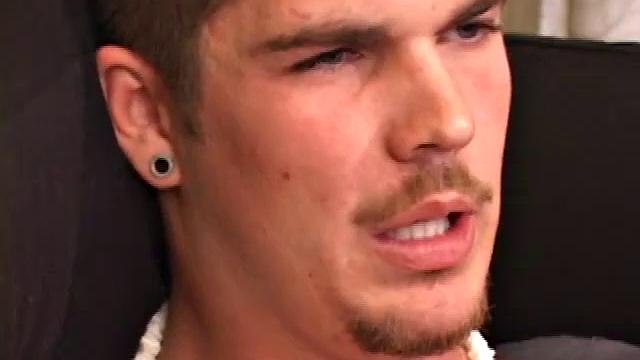 Лаки раздевается, палец в жопе и сразу два заряда для камеры