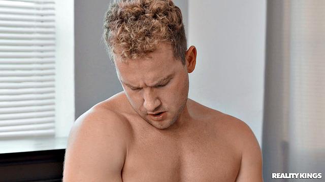 Мисти Минер учит Xxlayna Marie ласкать женщину, а Ван Вайлд присоединяется к жаркому тройничку в душе.