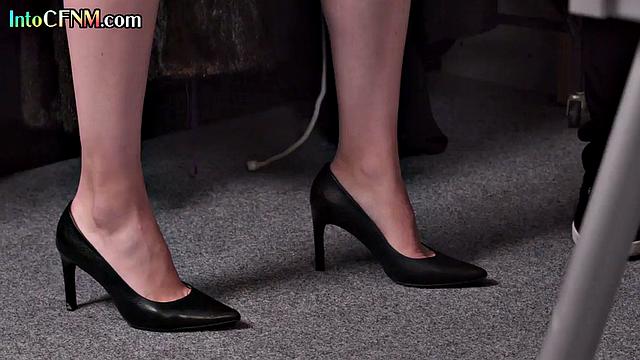 CFNM babes deepthroating a guy