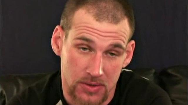 Гари приезжает на второй сеанс: зрелые геи знают, как зажечь с руками и юмором.