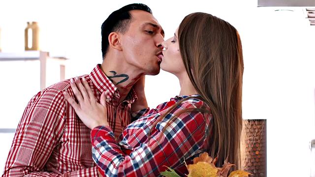 Джесси и Наташа строят из себя невинных, а потом долбятся во все дырки