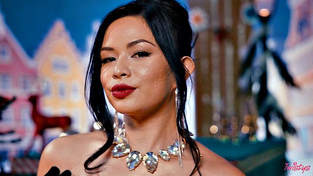 скарлетт алексис раздевается и ласкает себя у ёлки