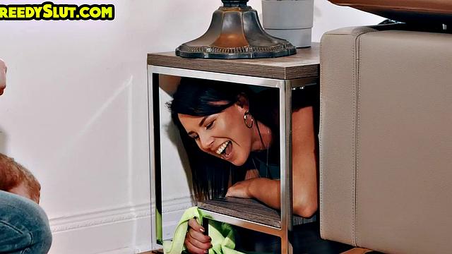 Жадная толстозадка получает по полной от парня