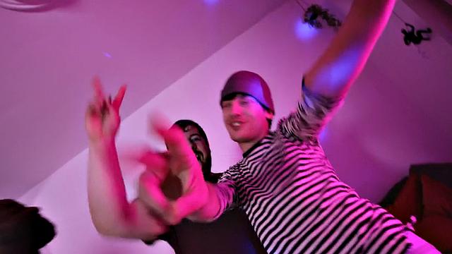 прямой пацан пробует анал в миссионерской - не такой уж прям