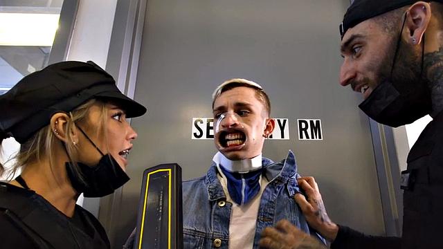 копы в форме и зрелая - троим скучно не будет на посту