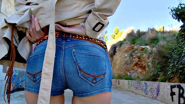 Худенькая брюнетка трахается на улице с большим белым хуем