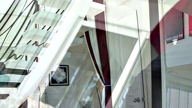 Лэдди Линн медленно раздевается и тянет за свои гигантские сиськи