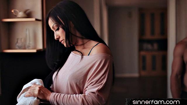 шикарная мачеха трахается жёстко с молодым жеребцом