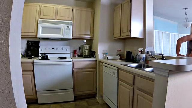 Надя Уайт соблазняет сводного брата смелым минетом на кухне