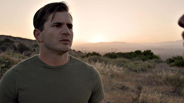 ловкач-злодей затягивает ненасытных красоток в острый тройничок