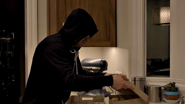 Thief enjoys a threesome with babes