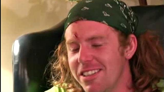 смотри, как джош дрочит и кончает на камеру