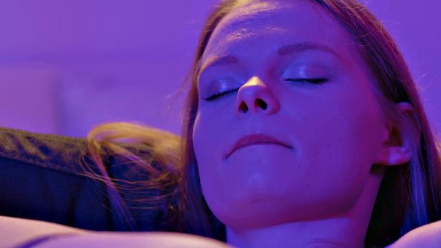 Бритая киска в колготках кайфует с бутылкой в кресле