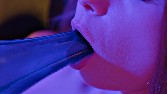 Бритая киска в колготках кайфует с бутылкой в кресле